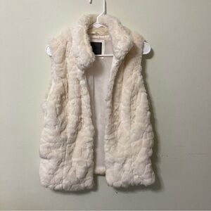 Fluffy winter white faux fur vest with pockets - L